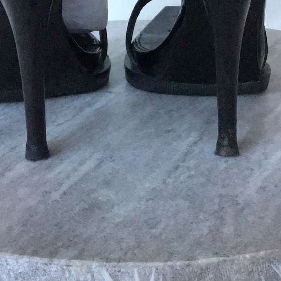 GIVENCHY BLACK PATENT AND MATTE LEATHER CALFSKIN PUMPS. - Picture 8 of 14